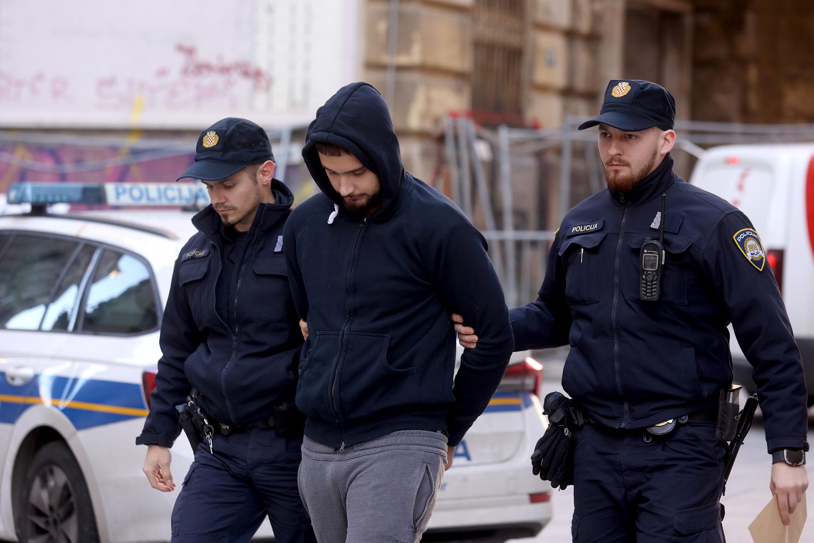  Policija je Frana pronašla teško ozlijeđenog i prekrivenog krvlju u zaključanom stanu, kraj dva noža. Nakon hitne medicinske pomoći smješten je u KBC Rijeka pod nadzorom, a danas je priveden istražiteljima.

