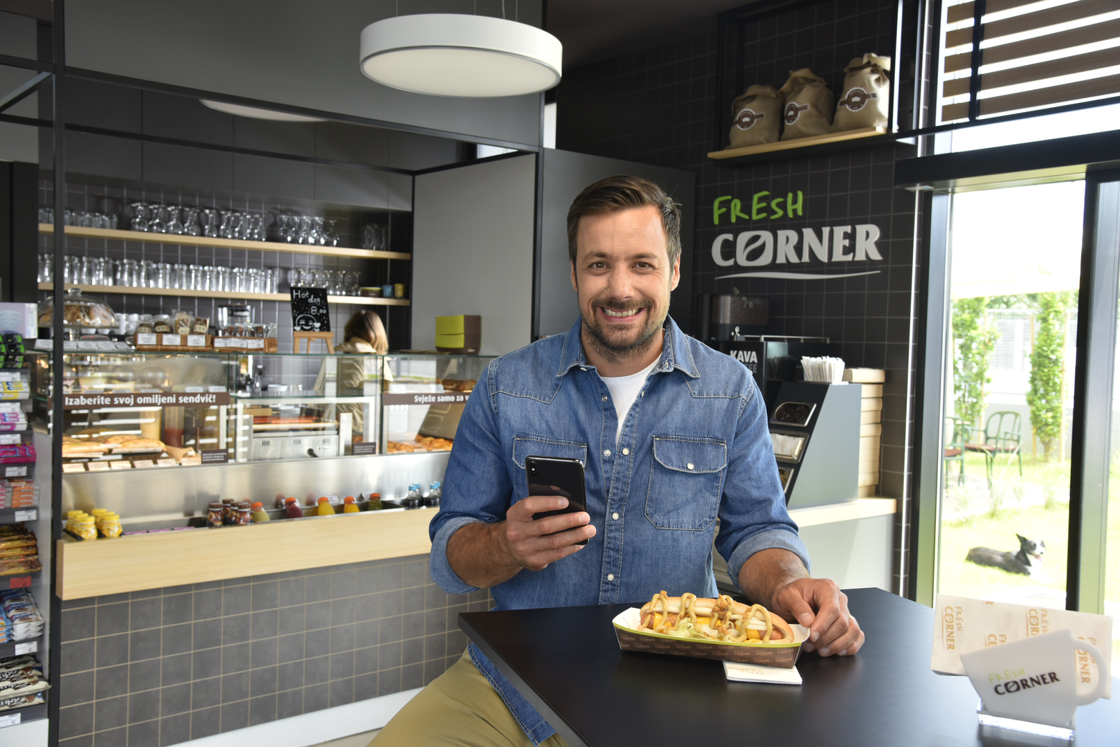 Ambasador INA Loyalty programa, proslavljeni rukometaš Zlatko Horvat, koristi INA Loyalty app, a ulaskom u Silver status dobio je kupon za Crispy Bacon hot dog.