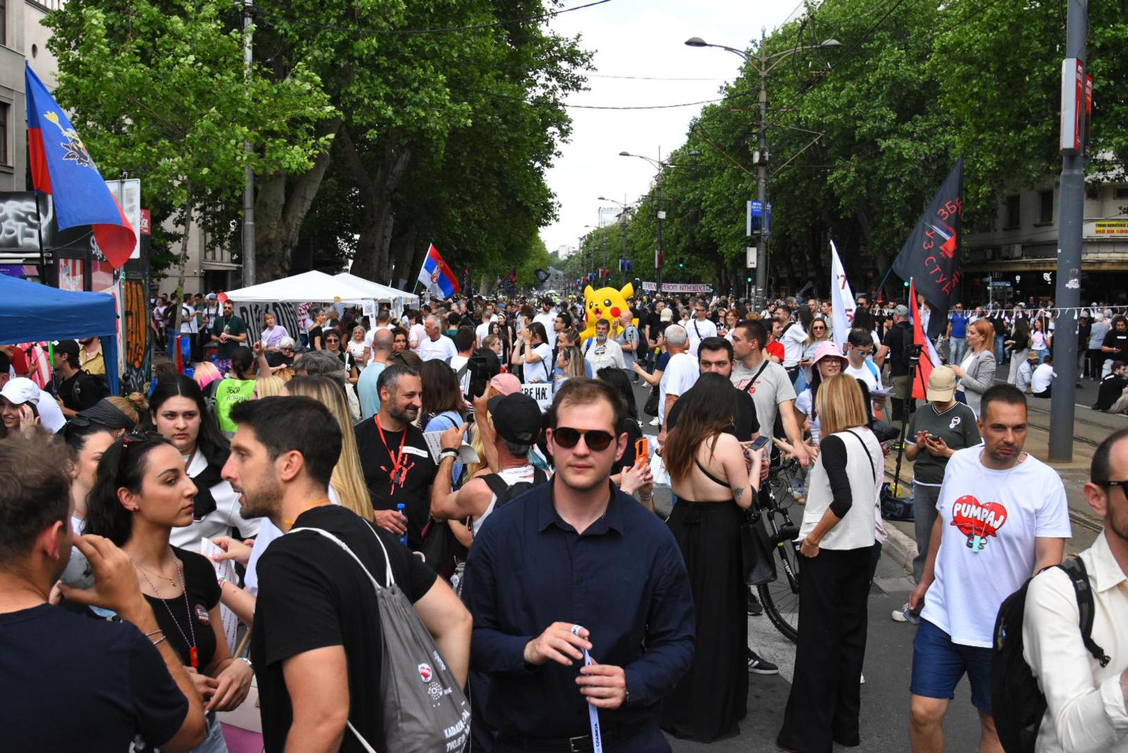 Studentski pokret pozvao je građane Srbije na velik prosvjedni skup u subotu na beogradskom Trgu Slavija u okviru kampanje "Studenti pobjeđuju" kojom se traži održavanje izvanrednih parlamentarnih izbora i demokratizacija zemlje.