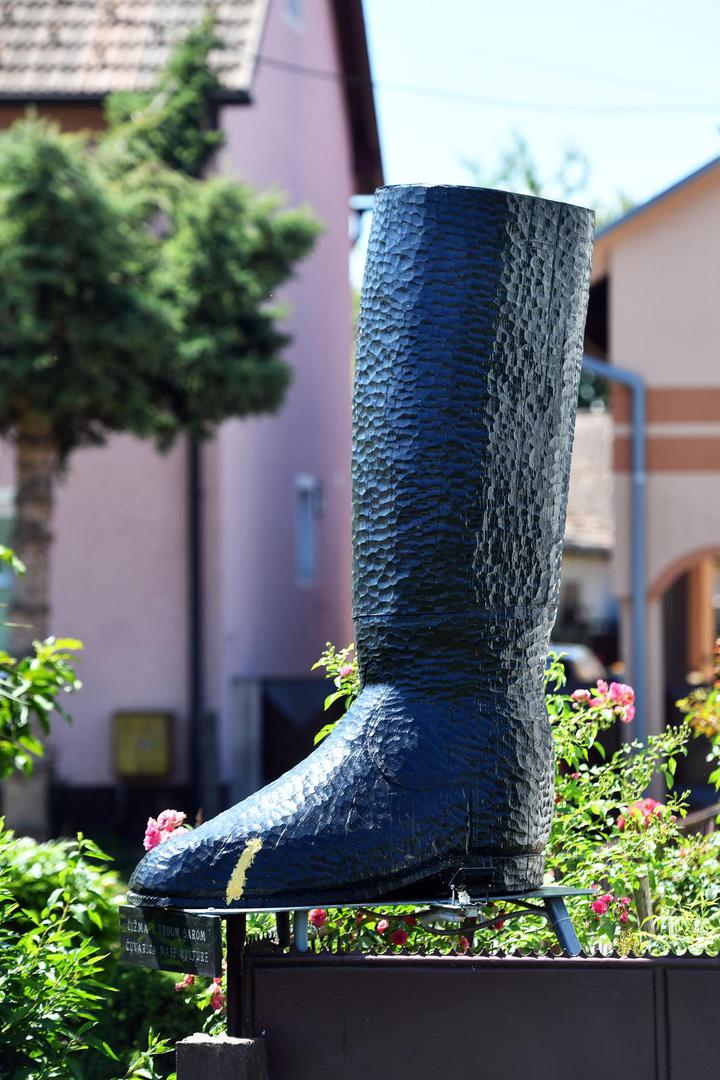 On je postavljen u spomen na dobravsku čižmu i čižmare kojih je u jednom trenutku bilo preko 50 i čijim su se radom prehranjivale brojne dobravske obitelji, stoji na stranicama Općine.