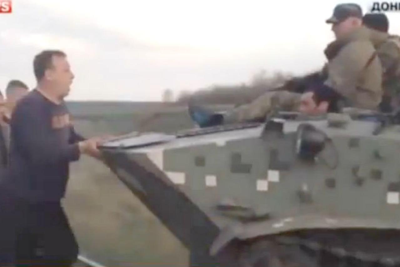 Golim rukama pokušao zaustaviti tenk