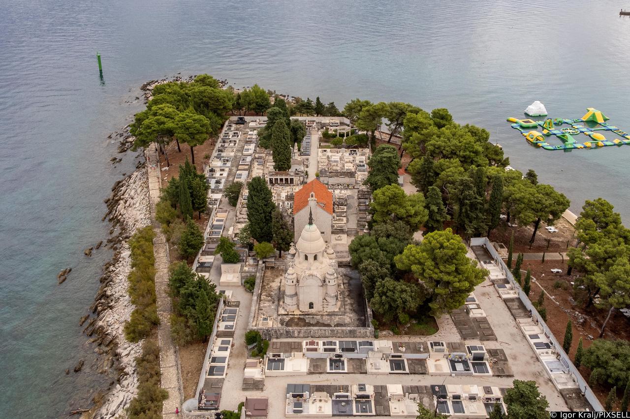 Pogled iz zraka na Supetar, najveće mjesto na otoku Braču