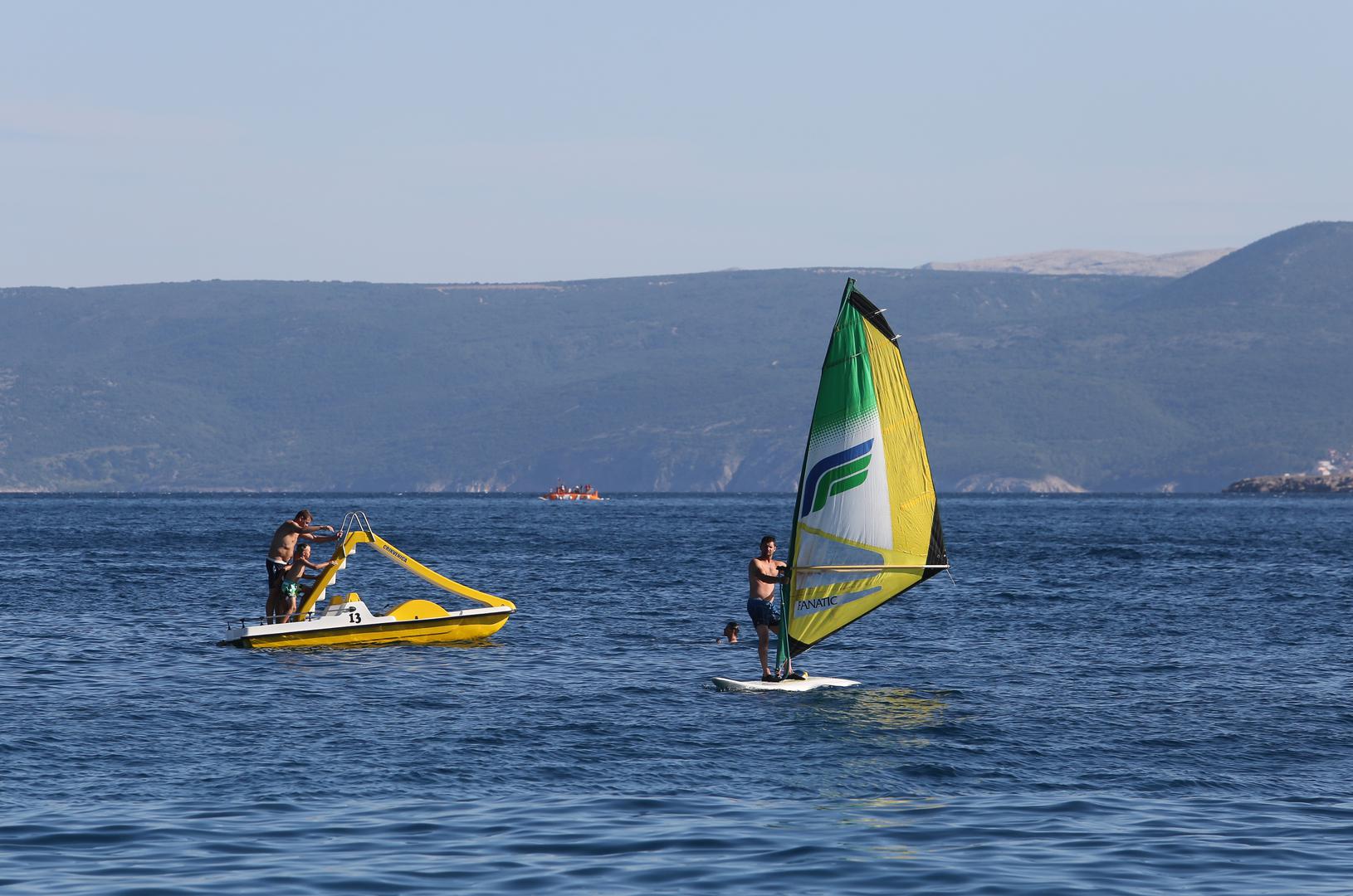 Turisti uživaju na crikveničkim plažama u moru, suncu i sportovima na moru.