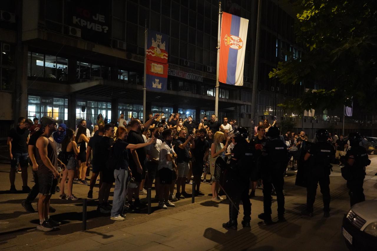 Beograd: Žandarmerija je uništila blokadu kod Strojarskog fakulteta i krenula prema Pravnom