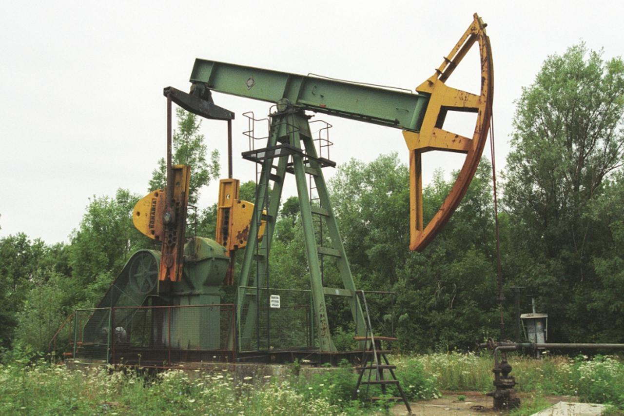 \'gradska...zagreb...13.07.2003. ivanic grad, procurila nafta iz cijevi u polje, naftna busotina foto: goran stanzl\'