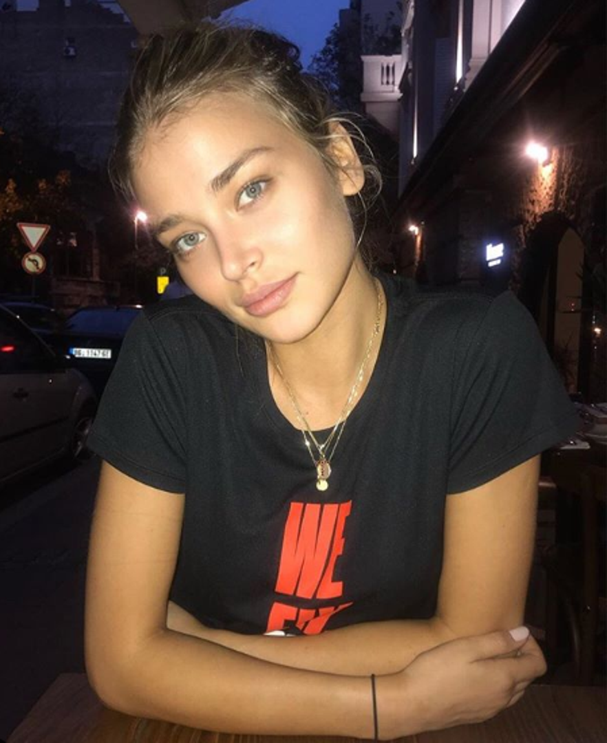 Prije toga bila je i zaručena za jednog nogometaša, ali nisu uplovili u bračnu luku. 