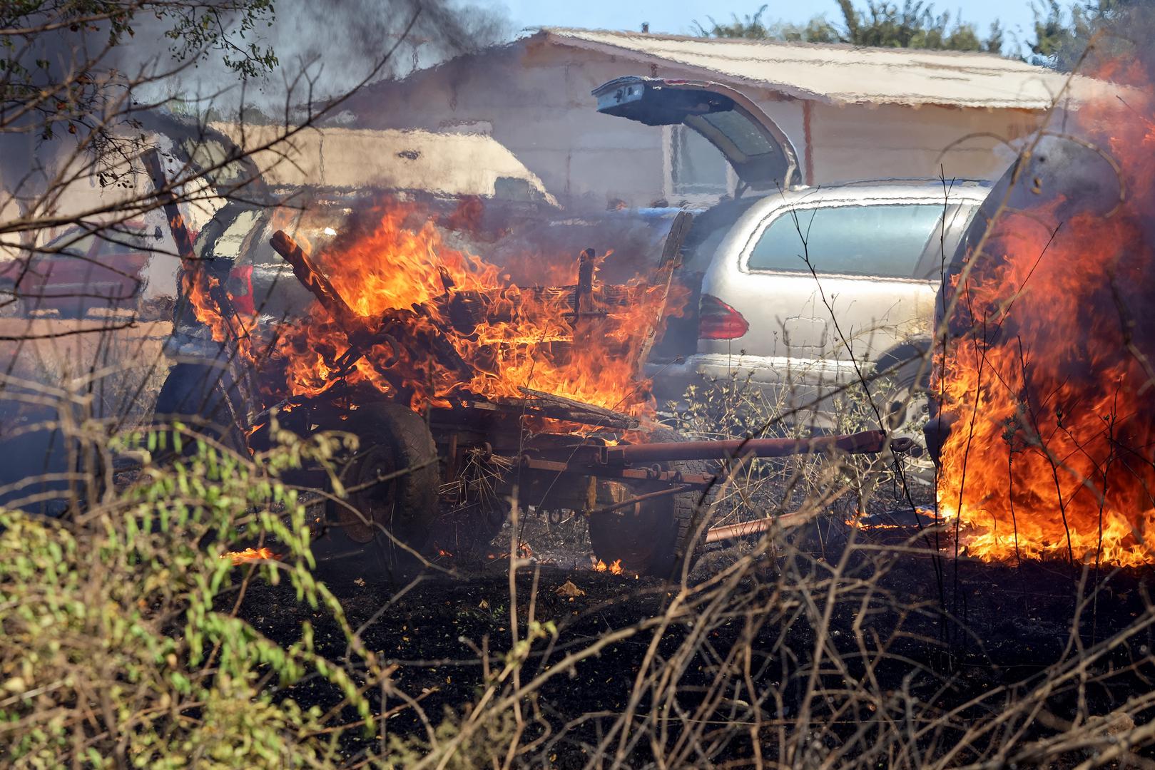 30.07.2024., Smokovic - Veliki pozar u Smokovicu nedale Zemunika zahvatio je i parkirana vozila. Vatrogasci se vore s vatrom. Photo: Sime Zelic/PIXSELL