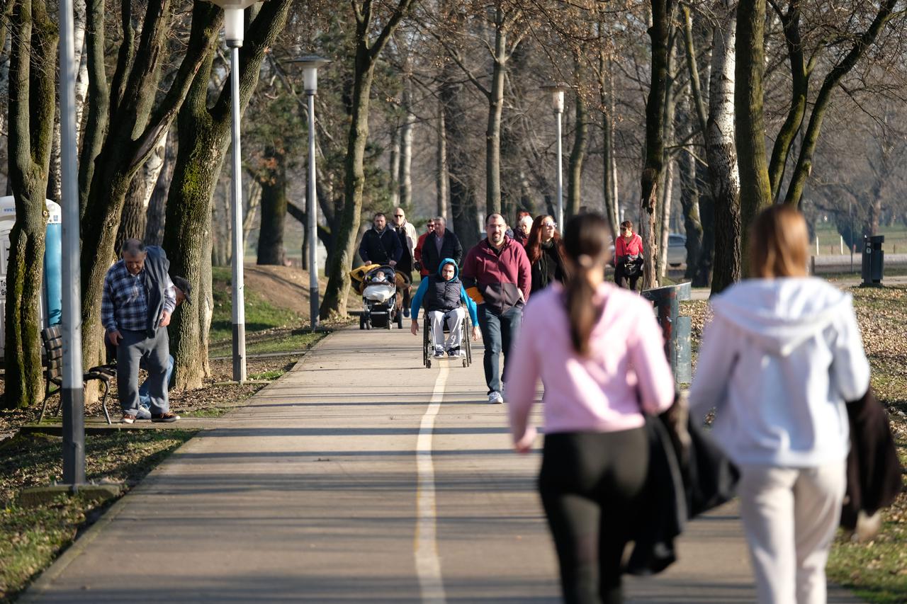 Lijepo vrijeme privuklo građane na odmor i u šetnju uz jezero Bundek