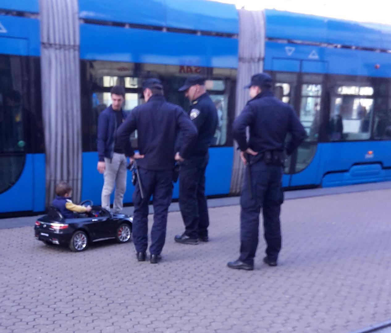Pozornost Zagrepčana na Trgu bana J. Jelačića plijenila je policija koja je zaustavila dječaka u automobilu na akumulator. Trojica policajaca, naravno, šalila su se s dječakom, a fotografija je u ožujku objavljena na stranici Zakaj volim Zagreb, gdje je sakupila nekoliko tisuća lajkova