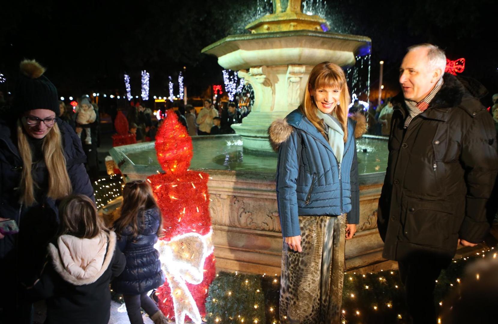 Paljenjem prve adventske svijeće započela manifestacija Zimski akvarel