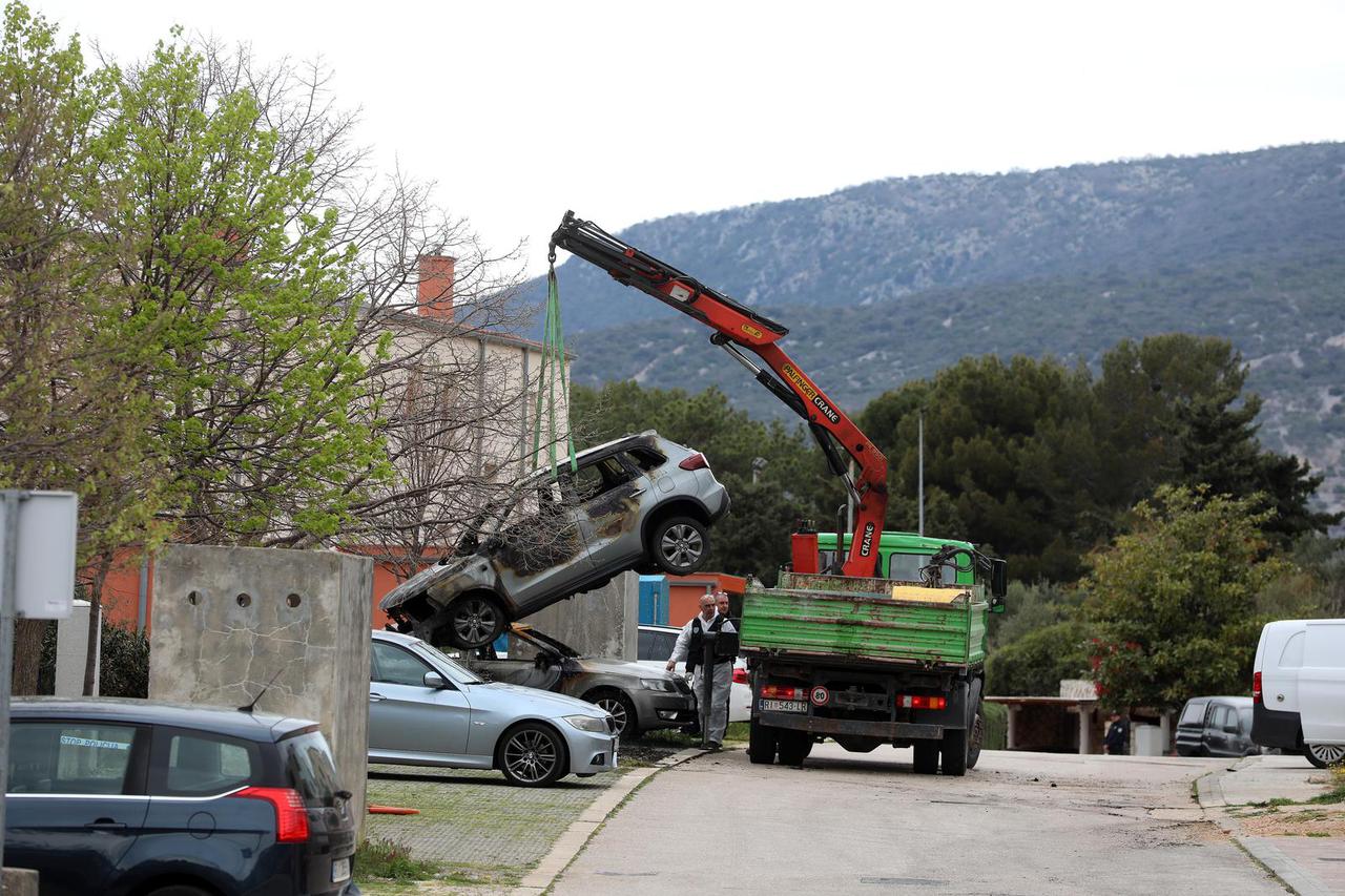Cres: Očevid policije na mjestu gdje su zapaljena tri vozila