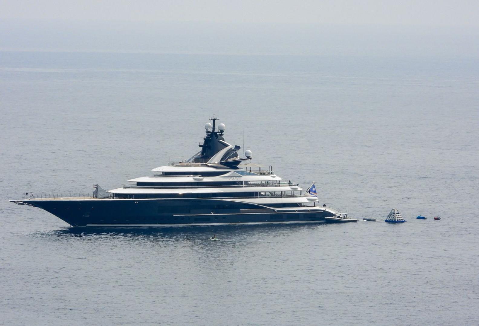 han je poznat po svojoj strasti prema luksuzu – nakon što je 95-metarsku jahtu Kismet 2023. prodao (preimenovana je u Whisper), naručio je još veću i raskošniju verziju. Nova Kismet prava je plutajuća palača.