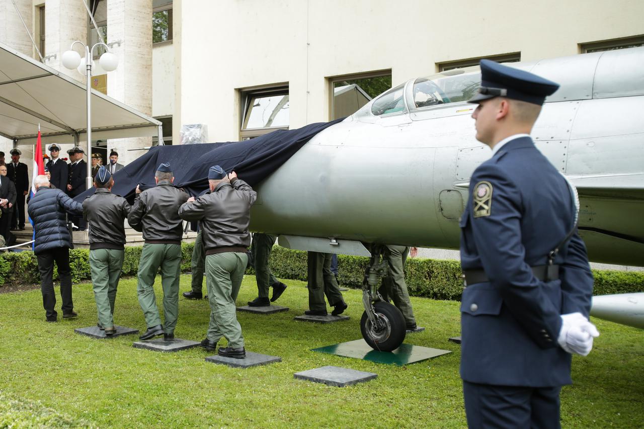 Perešinov avion koji je nakon 28 godina vraćen u RH, izložen ispred Ministarstva obrane