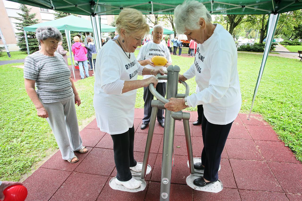 02.09.2014.,  Zagreb - U parku kraj Doma za starije osobe u Hegedusicevoj 20, napravljeno je vjezbaliste sa fitness spravama za starije osobe. Photo: Jurica Galoic/PIXSELL  