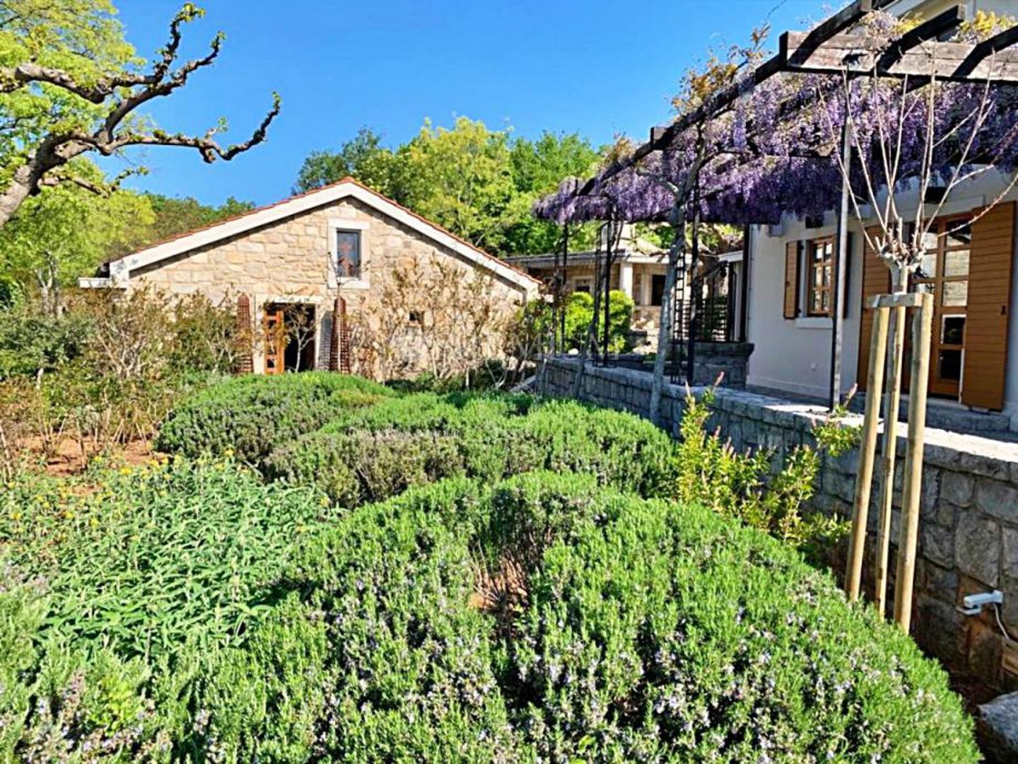 Na katu (99 m²) nalazi se jedna spavaća soba, garderoba, kupaonica, WC, natkrivena terasa i galerija. Prema želji kupca, prostor se može preurediti u više spavaćih soba. Kuća je opremljena podnim grijanjem u svim prostorijama.