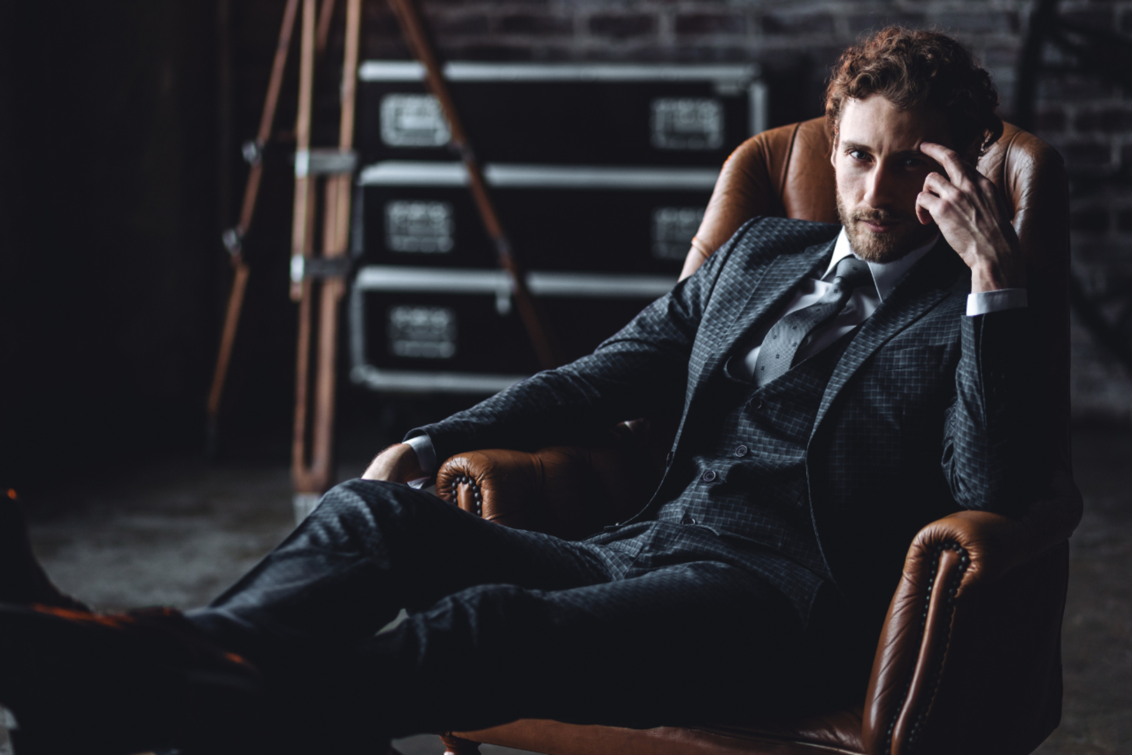 Koncept "zločestog dečka" u astrologiji ne opisuje zlobu, već muškarce s neukrotivom energijom i sklonošću kršenju pravila. Njihova karizma, neovisnost i veo misterije čine ih neodoljivo privlačnima, no njihova nepredvidljivost istovremeno je uzbudljiva i opasna. Iako su nezaboravni partneri, njihova strastvena priroda često nosi i rizik slomljenog srca, prenosi Astrotalk. 