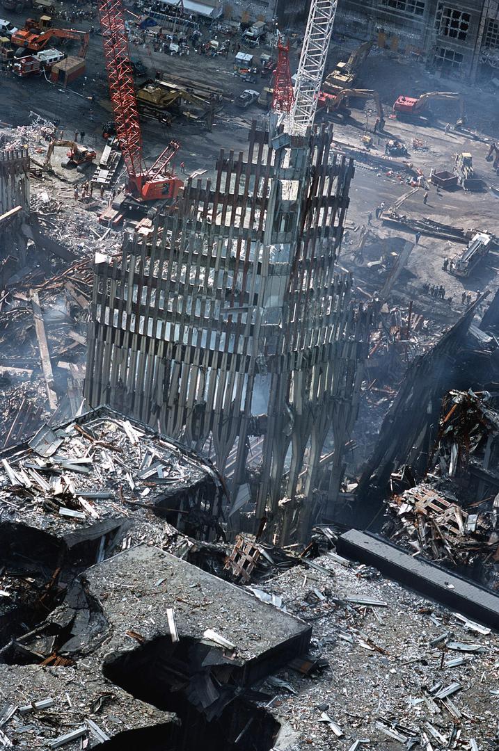 Dva oteta zrakoplova zabila su se u takozvane "Blizance", nebodere Svjetskog trgovinskog centra (WTC) u centru New Yorka, koji su srušeni.