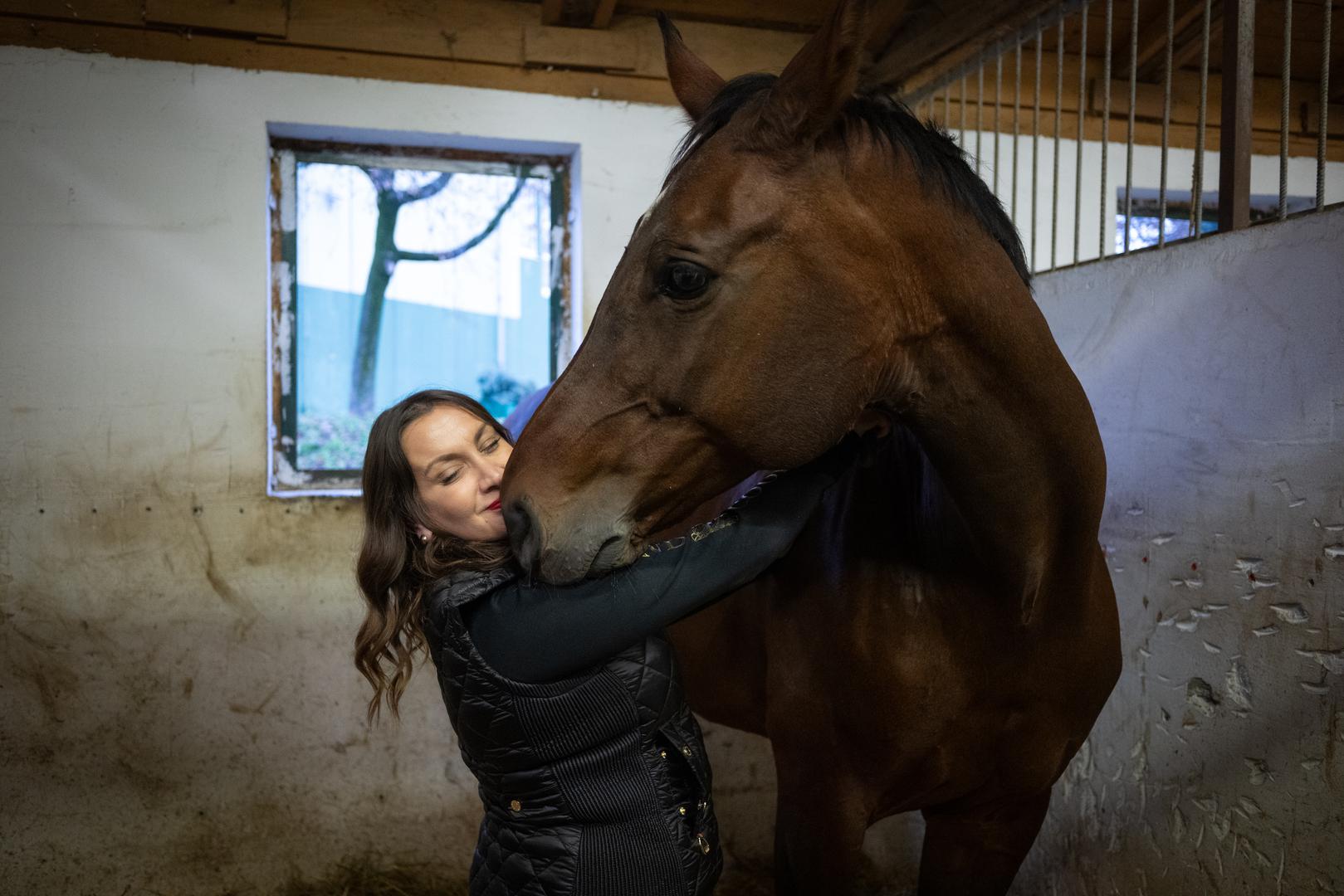 Weiss je u mladosti bila aktivna u jahanju, a tu strast danas povezuje sa simbolikom diplomacije i plemenitosti. 