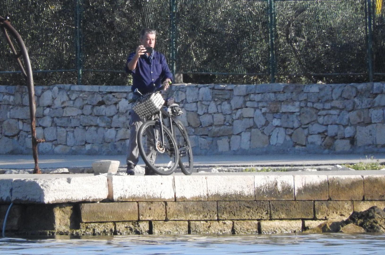 Glumac Pierce Brosnan sunčanu nedjelju iskoristio je za vožnju biciklom... 