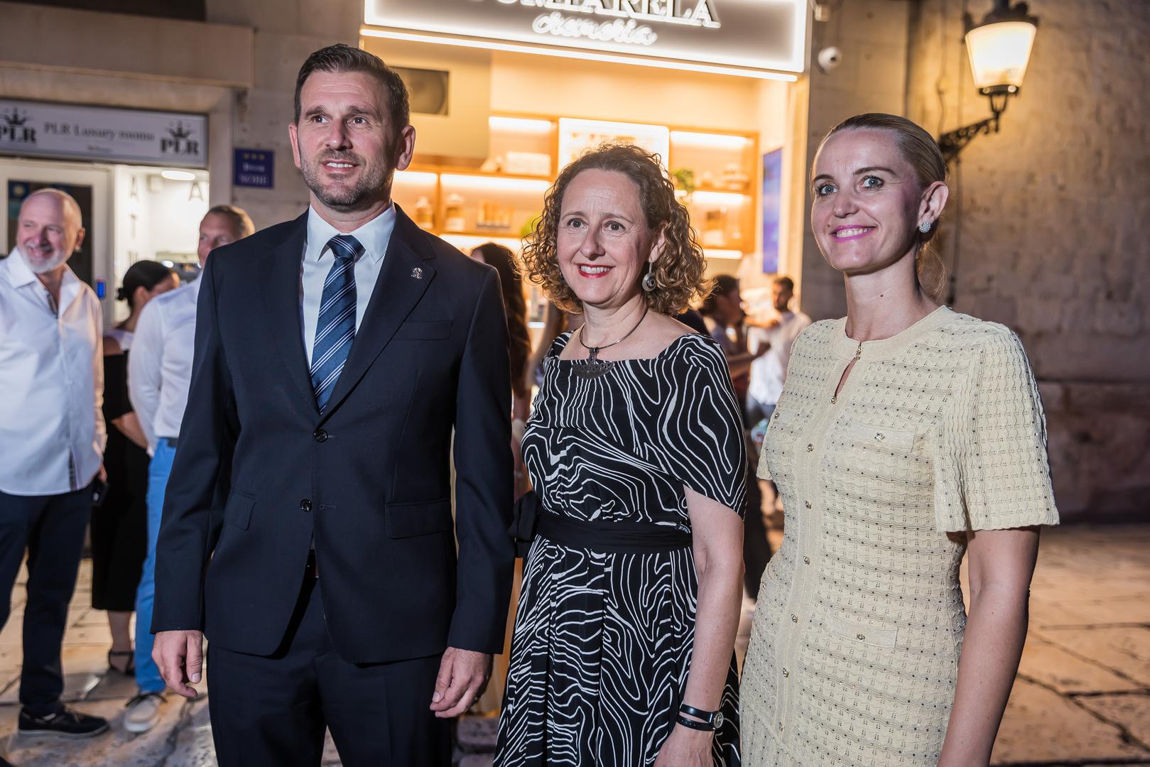 “Splitsko ljeto specifično je po tome što je naslonjeno na Hrvatsko narodno kazalište u Splitu i njegovu vrijednu opernu tradiciju. To pred upravu kazališta postavlja velike organizacijske i produkcijske izazove, ali Peristil, sa svojom jedinstvenom ambijentalnom vrijednošću, jedna je od najposebnijih opernih pozornica koja je ugostila neka od najvećih djela svjetske operne literature”, poručila je ministrica Obuljen Koržinek