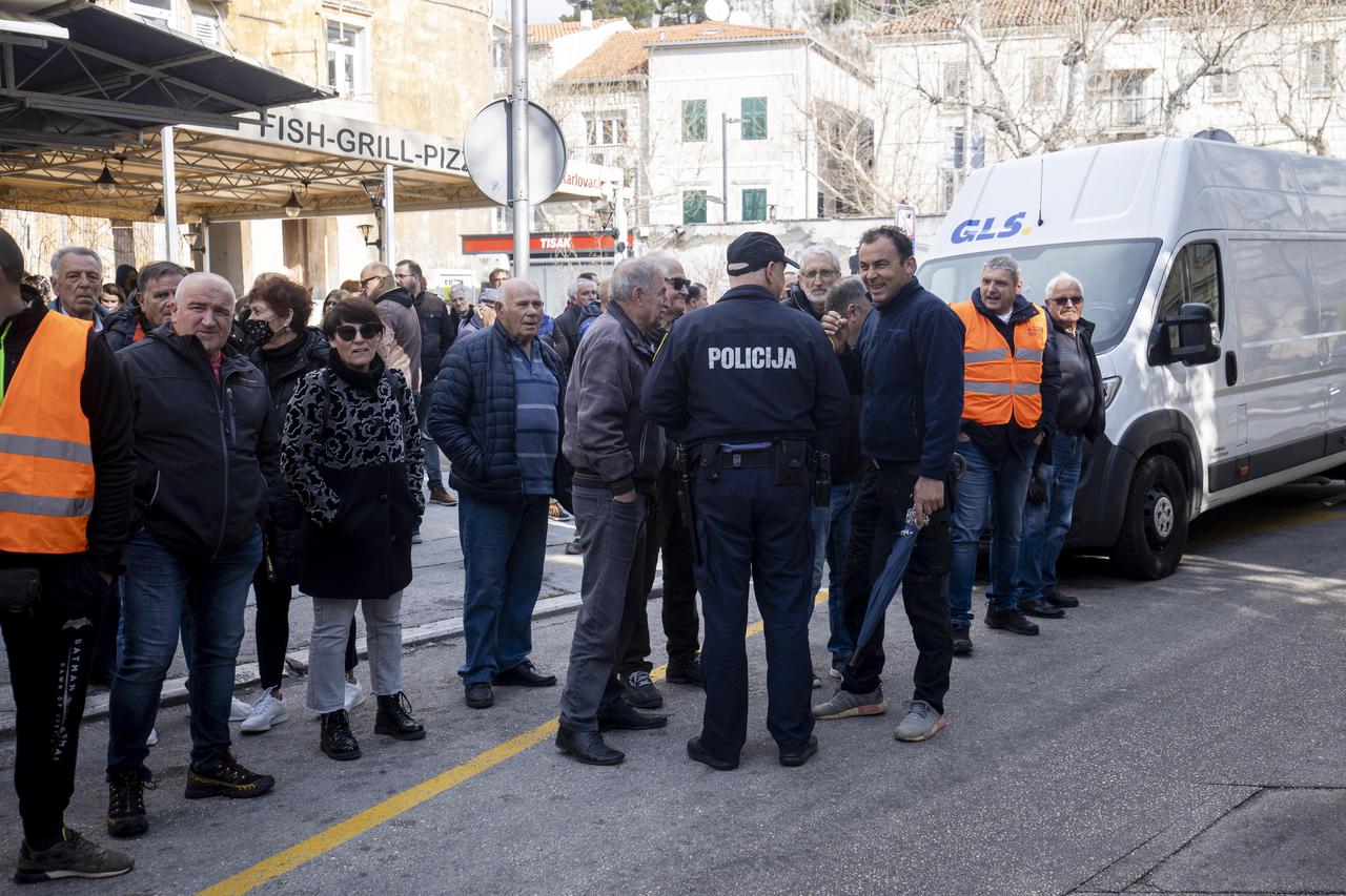 Omiš: Građani prosvjedovali zbog poskupljenja naknade za odvoz otpada