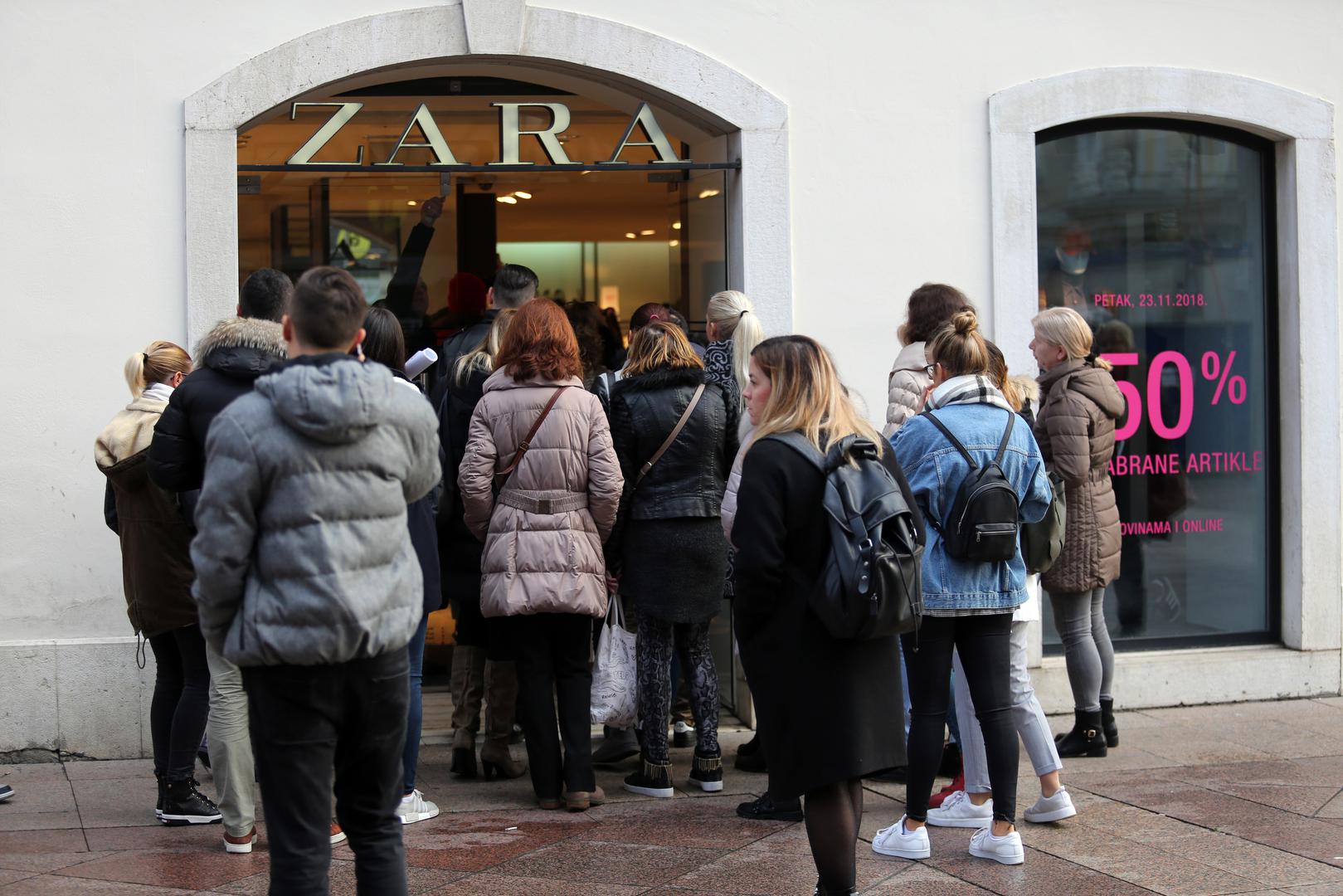 Gužve su i u trgovinama u Hrvatskoj, ljubiteljice mode u Rijeci nisu mogle dočekati ugrabiti trendovske komade iz Zare na popustu od 50 posto. 