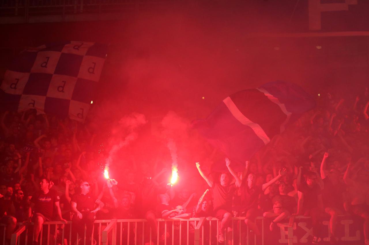 Bakljada  Bad Blue Boysa nakon gola Dinama zapalila dio tribine 