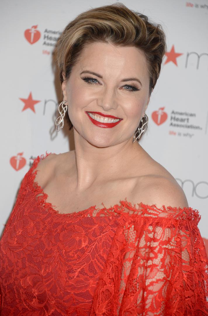  Prvi put se udala s 19 godina za Gartha Lawlessa s kojim ima kći Daisy.