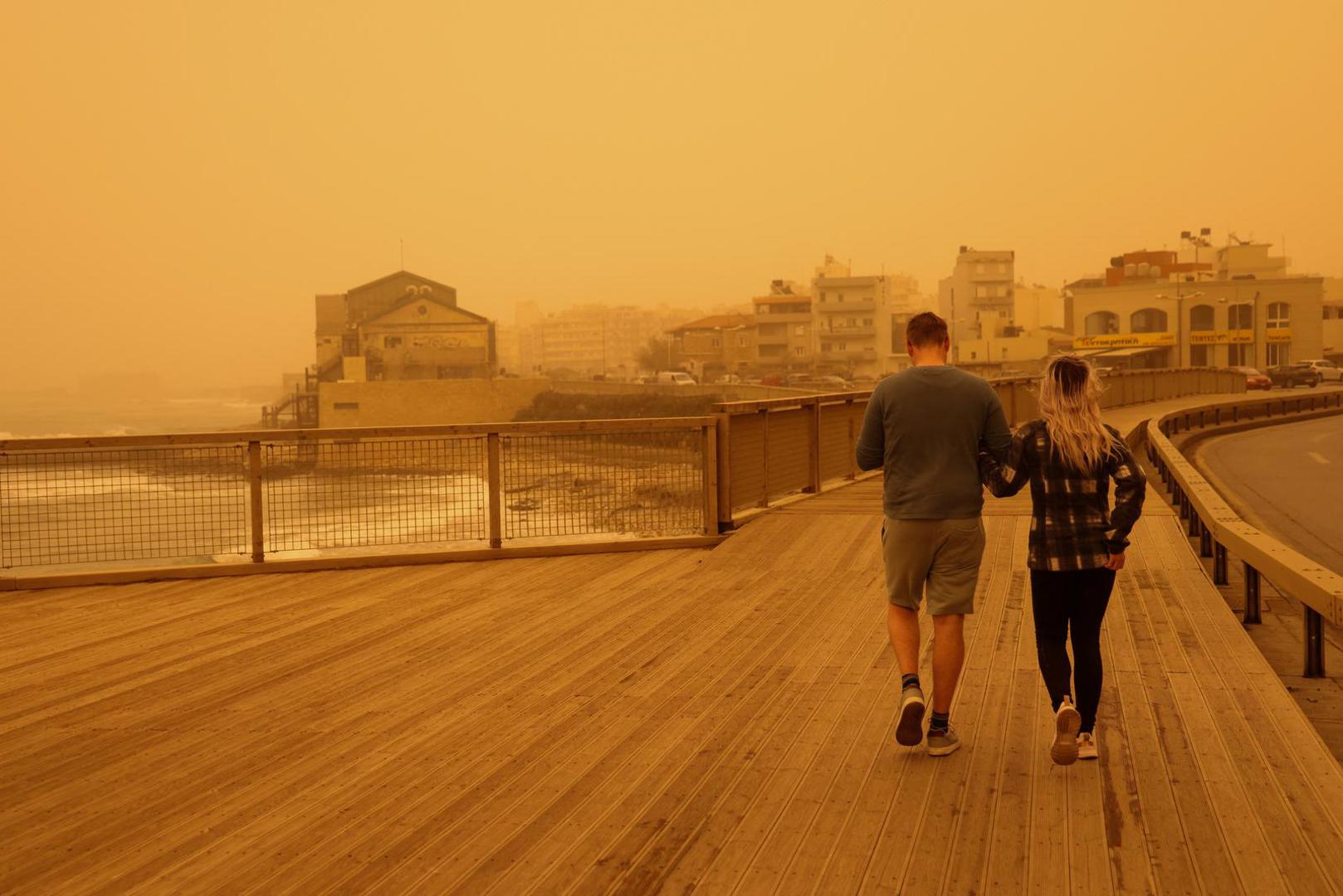 Zrak je postao težak za disanje, s vrlo visokim koncentracijama čestica prašine koje predstavljaju rizik, osobito za osjetljive skupine stanovništva.
