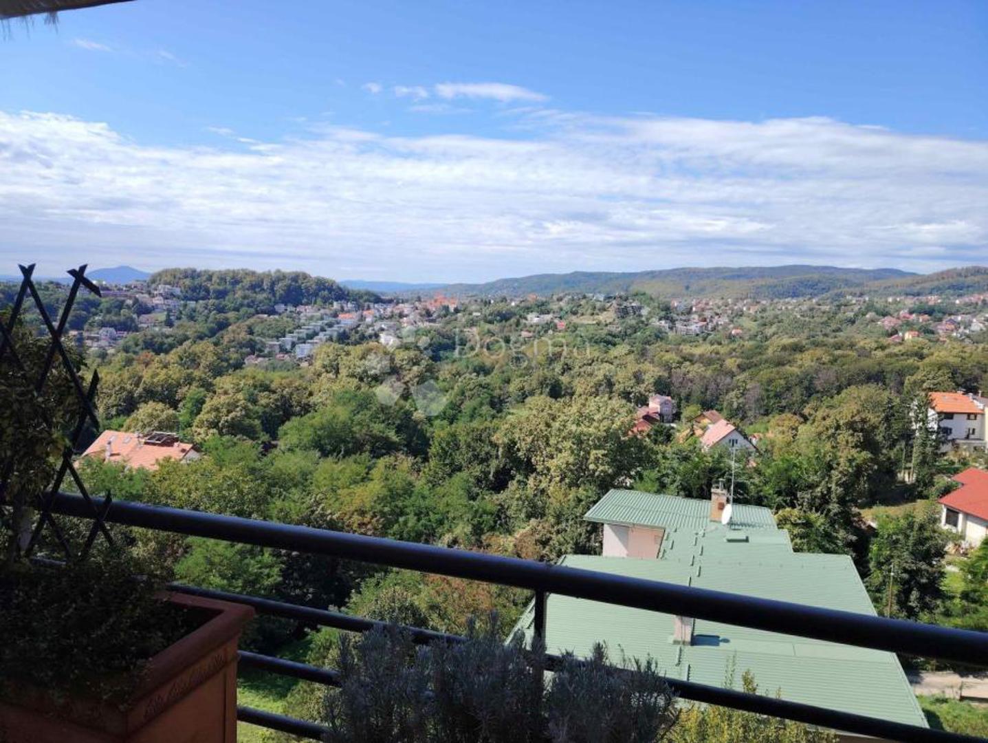 "Nekretnina se nalazi na renomiranom predjelu Zagreba, okružena zelenilom sa svih strana. Nalazi se nadomak centra grada, ali na dovoljnoj udaljenosti pa jamči tišinu, spokoj i intimu pred urbanim stresom", navodi se u oglasu na Njuškalu