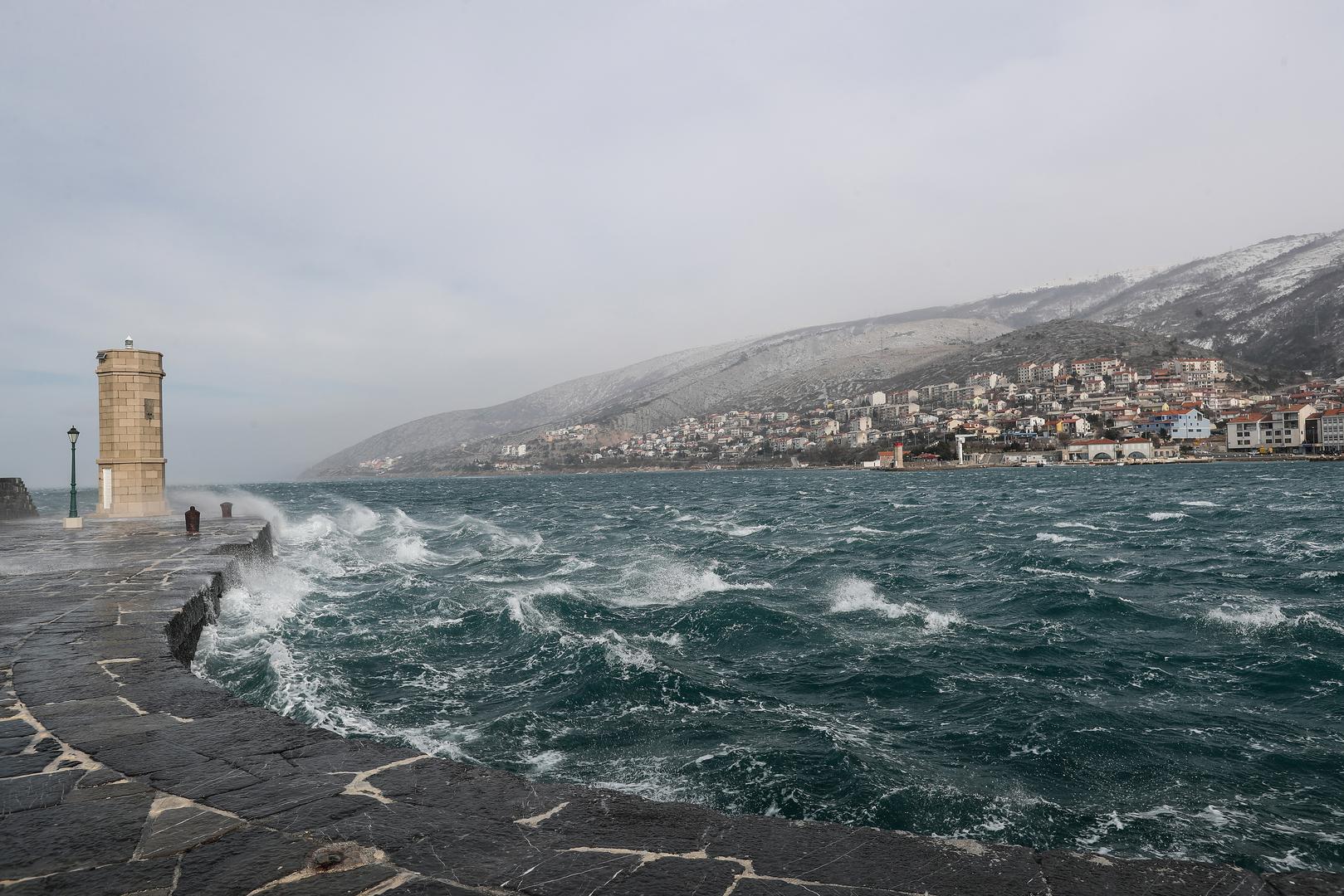 Snažan vjetar dizao je more i po nekoliko metara u zrak. 