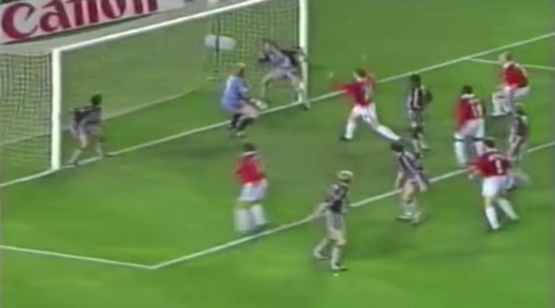 "Bila je to najljepša noć mog života. Ljepša i od prve bračne noći", rekao je junak Uniteda, koji noć uoči utakmice nije spavao, što od uzbuđenja, što od hrkanja suigrača Stama.