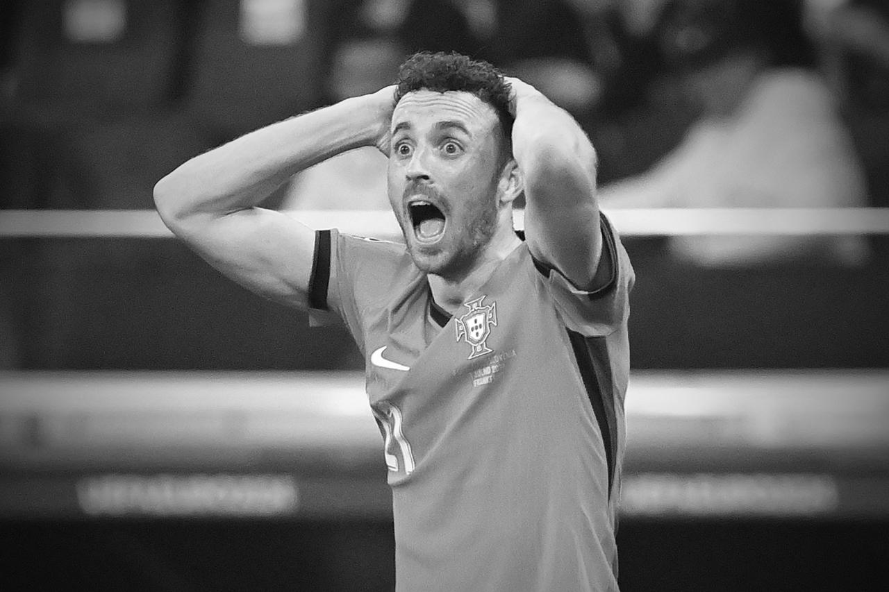 Football star Diogo JOTA dies in a traffic accident at the age of 28.