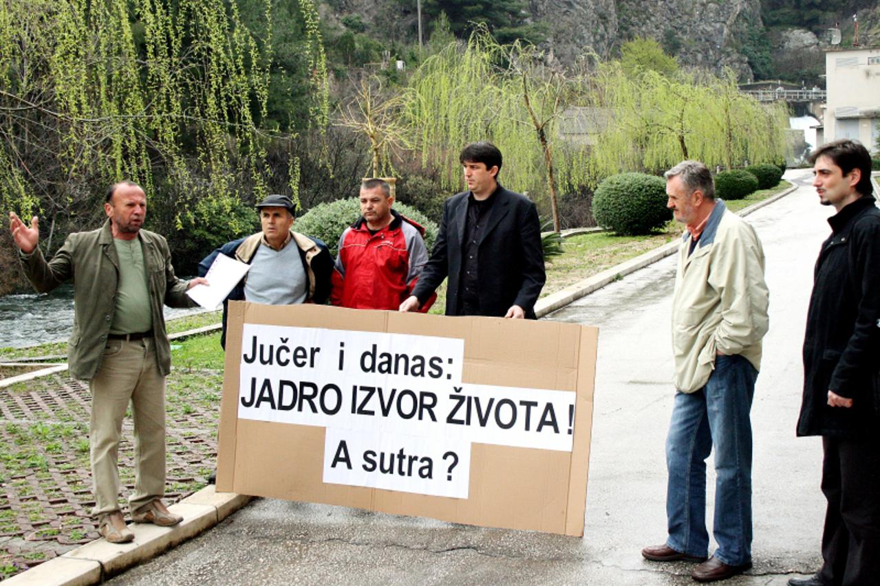 'pixsell-22.03.2010.-Split, Hrvatska - Udruga Rast povodom svjetskog dana voda odrzala je kratki prosvjed upozorenja ispred izvora Jadro da upozori da ce otpad iz Lecevice zavrsiti u Jadru.  Photo: Iv