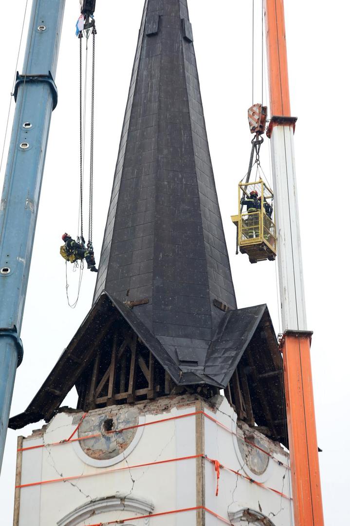 10.01.2021., Sisak - Nastavljeno uklanjanje tornja katedrale u Sisku koji je ostecen u razornom potresu. 
Photo: Edina Zuko/PIXSELL