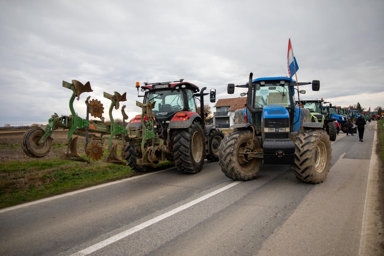 Prosvjed svinjogojaca u selu Potnjani, na cesti od Đakova prema Našicama