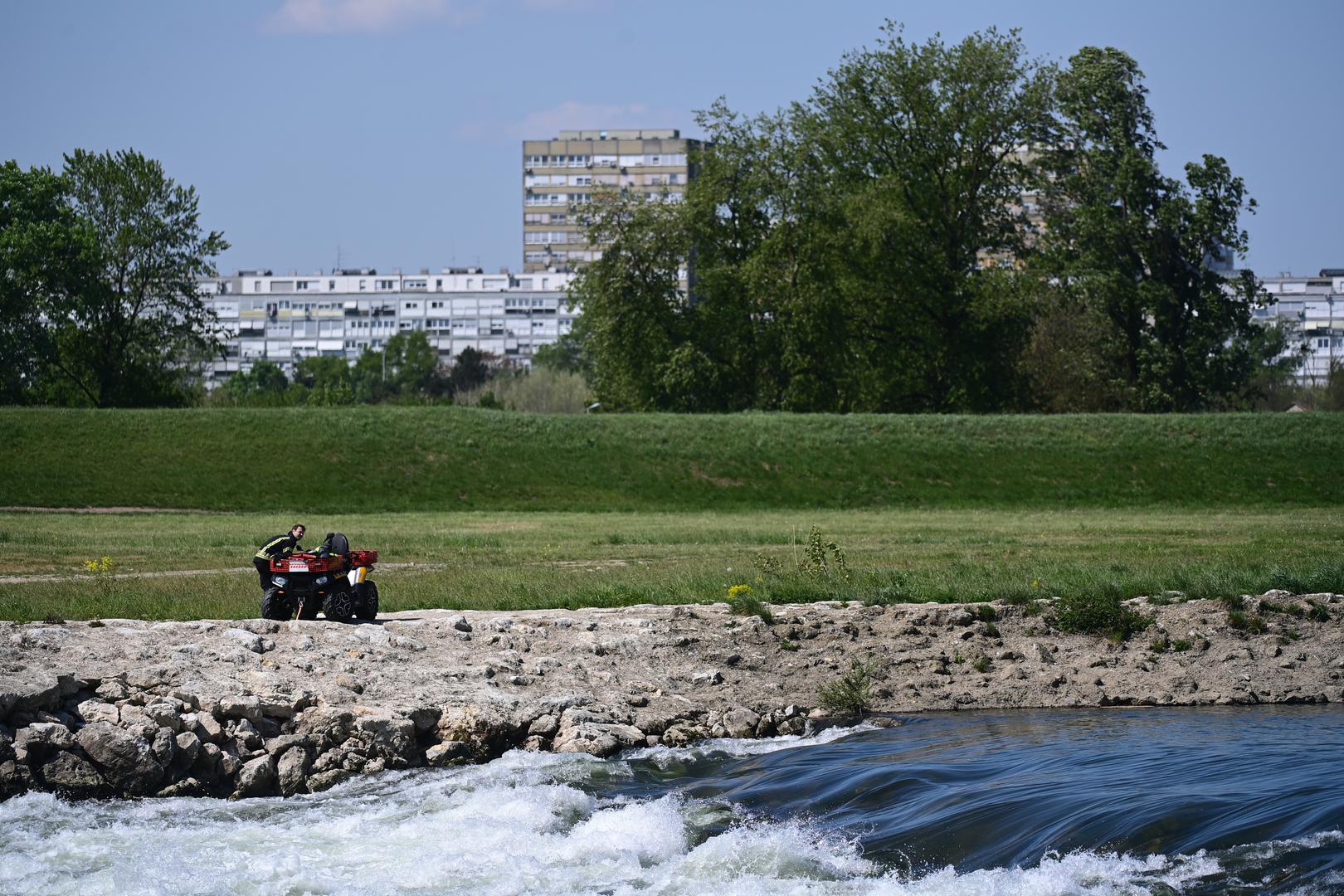 Zbog toga se jučer pretraživao detaljno cijeli kvart i područje rijeke Save od Mosta mladosti u smjeru toplane. Potraga za nestalom Marijanom na istom području je nastavljena i danas, a jučer su policajci vizualno pretraživali područje rijeke Save na području od Mosta mladosti pa nekoliko stotina metara dalje u smjeru istok.