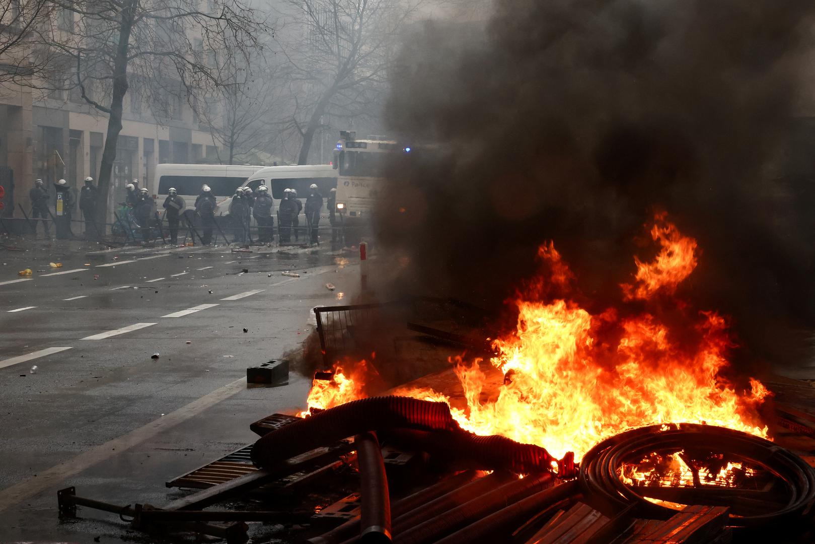 Smoke rises during a protest of European farmers over price pressures, taxes and green regulation, on the day of an EU Agriculture Ministers meeting in Brussels, Belgium February 26, 2024. REUTERS/Yves Herman Photo: YVES HERMAN/REUTERS