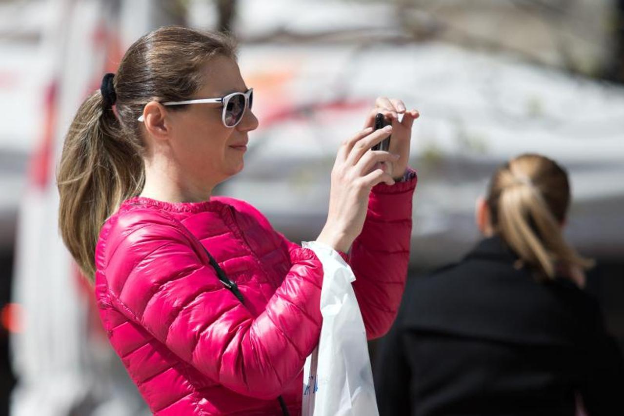 djevojka fotografira mobitelom