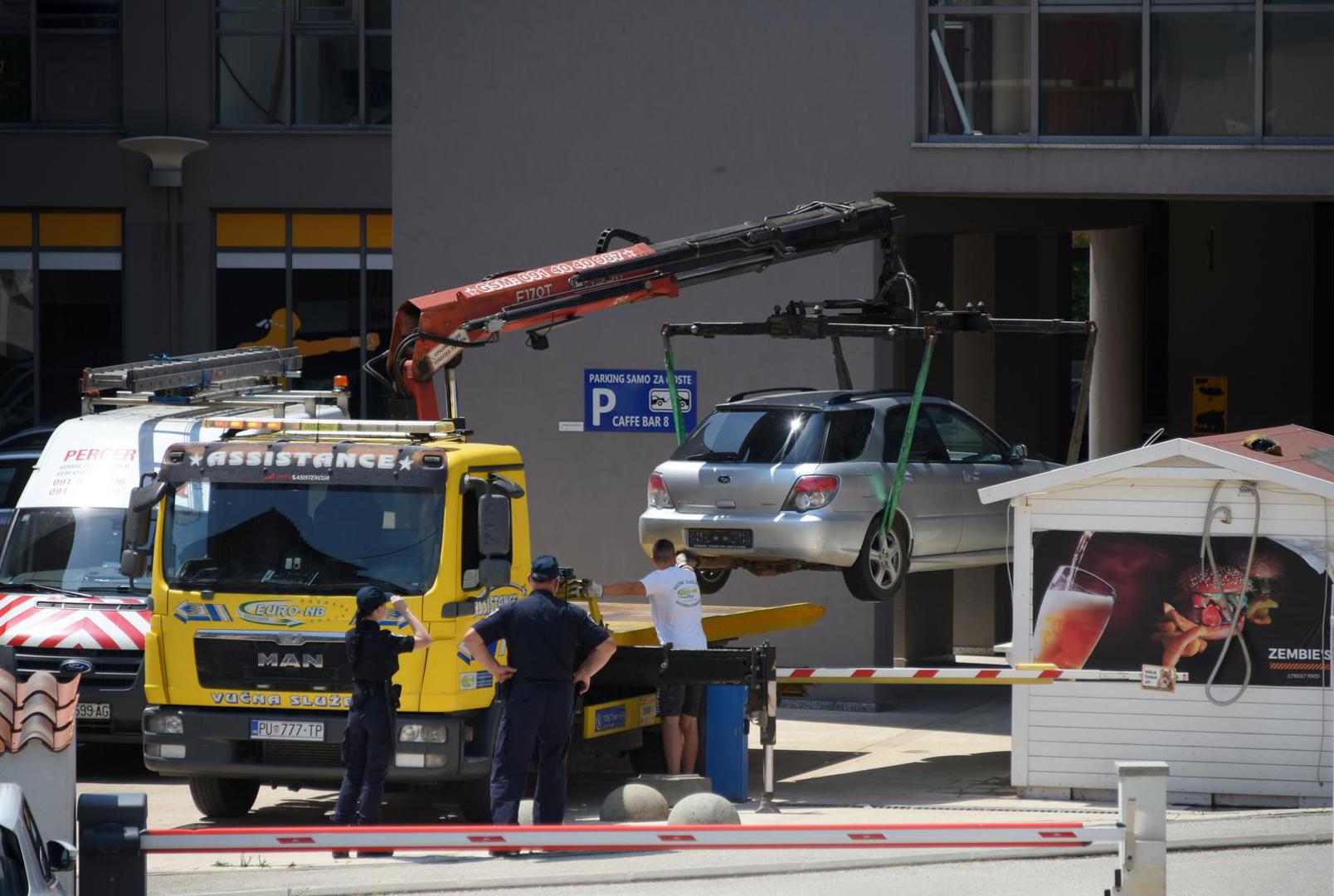 Osim toga, netko je dovezao veću količinu automobila kako bi blokirao pristup zgradi, a bušene su i gume vozilima vučne službe.