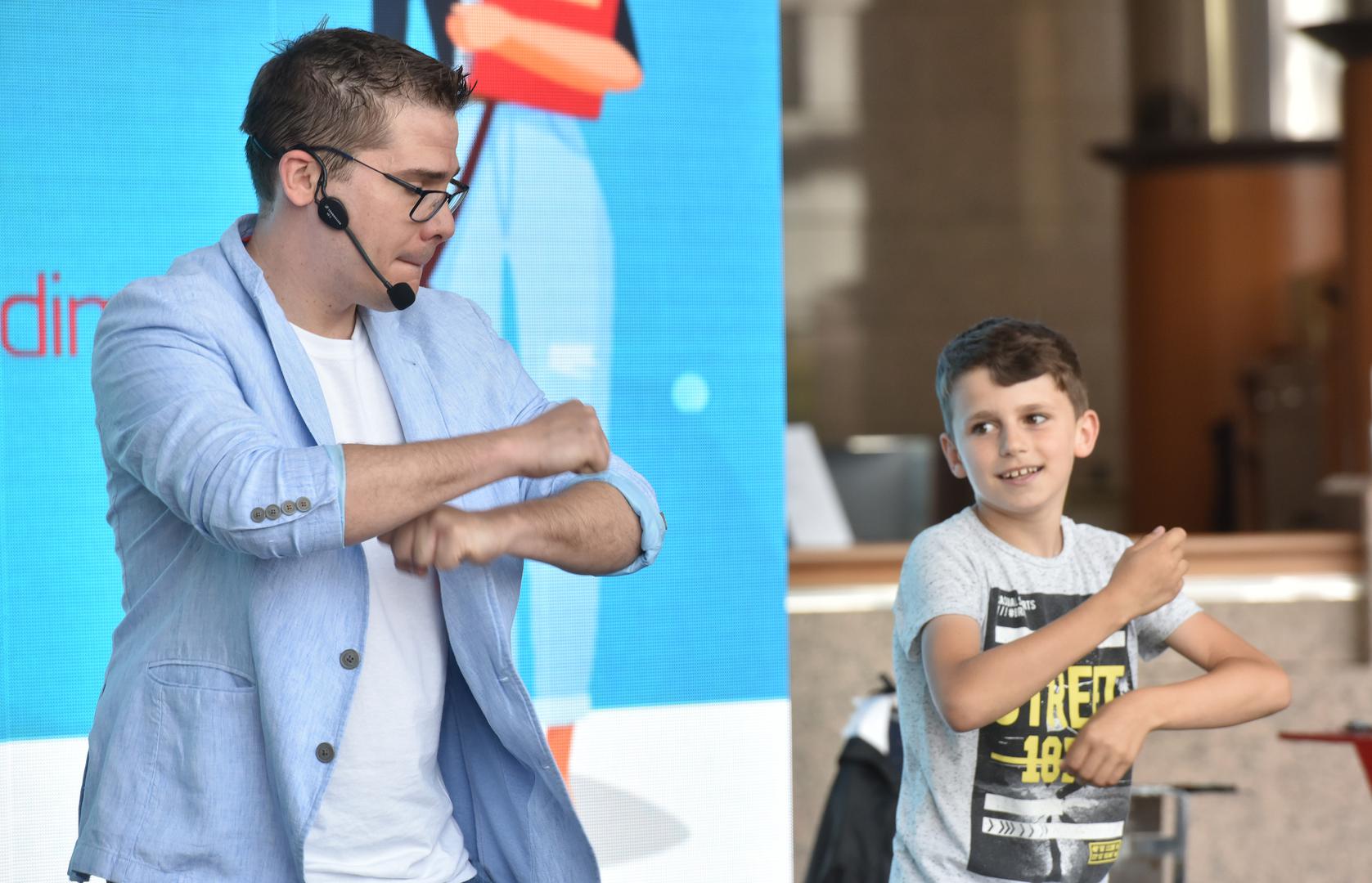 Luka Vidović zabavio je okupljene predstavom “Četiri čarobne riječi”