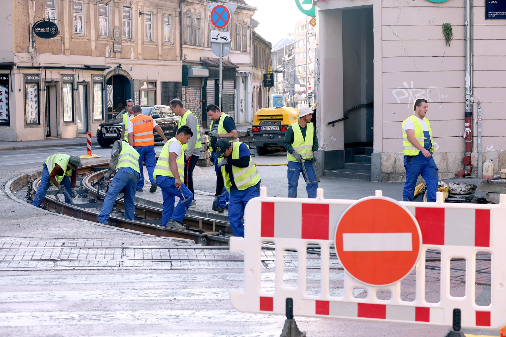 Na križanju Draškovićeve i Vlaške tranutačno se radi na sanaciji pruge, a zbog radova zadnji polasci na nekoliko linija vozili su izmijenjenim trasama. 