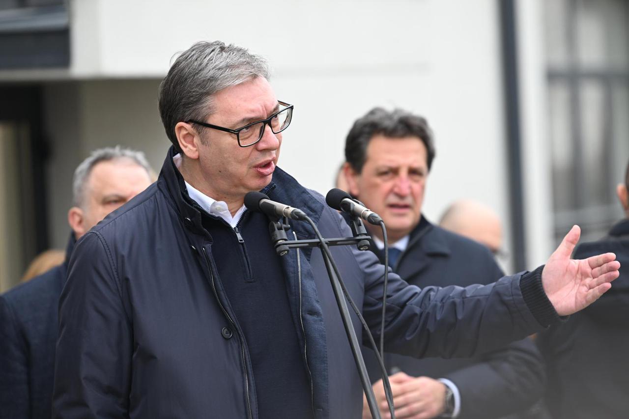 Aleksandar Vučić prisustvovao je ceremoniji otvaranja rekonstruirane OŠ "Dobrica Ćosić" u Velikoj Drenovi