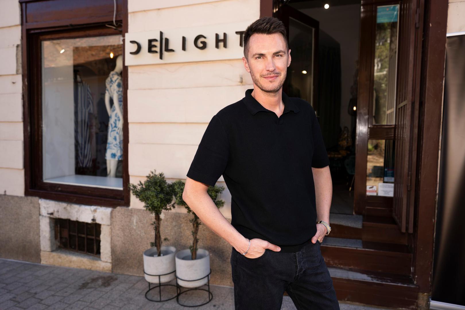  Posebnu pažnju privukli su i svileni setovi sastavljeni od jednostavnih bluza i hlača fluidnih silueta, osmišljeni kao komadi koji jednako dobro funkcioniraju u poslovnim prilikama i tijekom ljetnih večeri