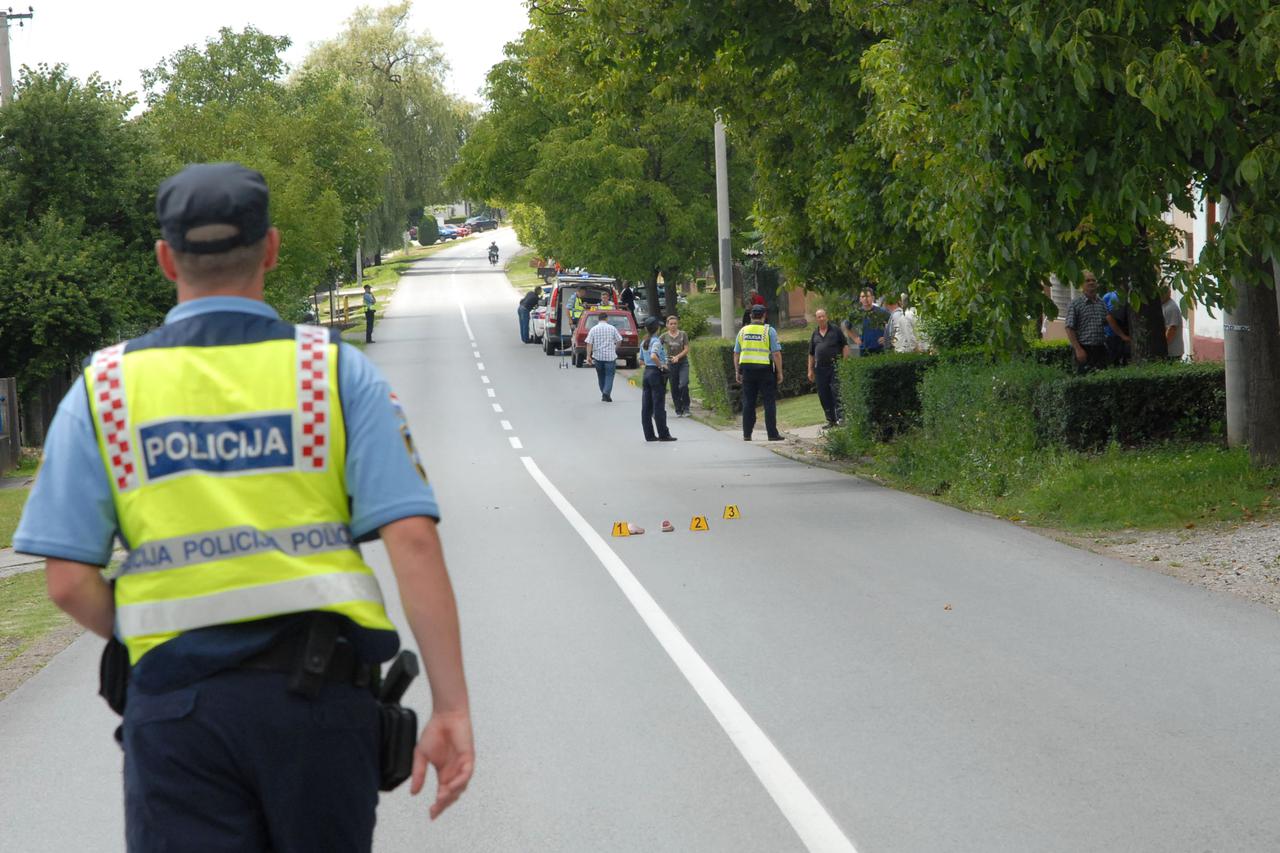 03.07.2014., Slavonski Brod, Gromacnik - U Gromacniku pokraj Slavonskog Broda u prometnoj nesreci stradala je sestogodisnja djevojcica. Osamdesetjednogodisnji vozac koji je upravljao automobilom Yugo naletio je na djevojcicu dok je prelazila cestu. Photo: