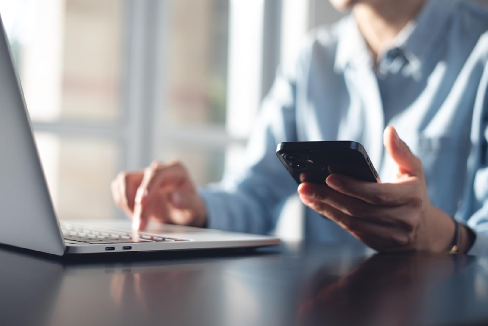 Financijske informacije: Bankovni podaci i brojevi kartica trebaju ostati unutar sigurnih sustava poput banaka ili e-trgovine. Chatbotovi nemaju enkripciju ni garanciju brisanja podataka. Unos takvih informacija može vas izložiti krađi identiteta, prijevarama i napadima.