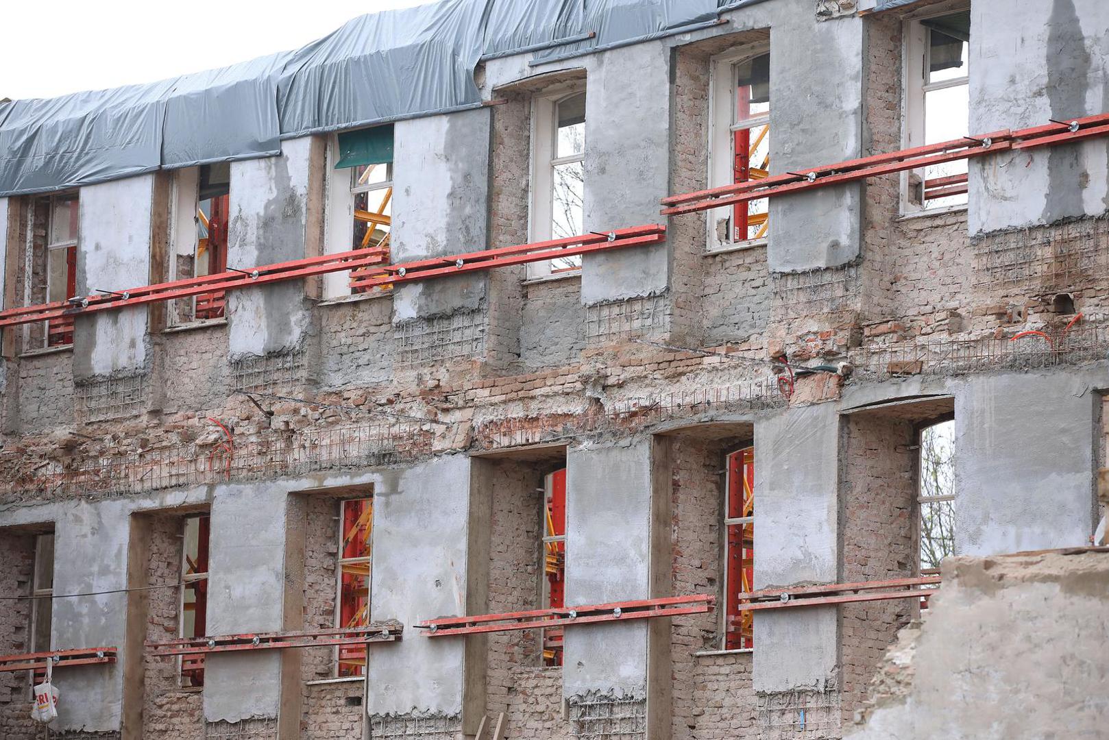 03.05.2023., Zagreb - Nakon jucerasnjeg urusavanja dijela zgrade Muzeja za umjetnost i obrt ponovno se postavlja pitanje stabilnosti brojnih gradjevina u obnovi. Da sigurnost radnika i prolaznika mora biti najvaznija pokazuje i gradiliste bivse zgrade DHMZ-a na Gornjem gradu koje je osigurano po svim pravilima struke, jer obicne gradjevinske skele nisu dostatne za ovako velike objekte. Photo: Patrik Macek/PIXSELL