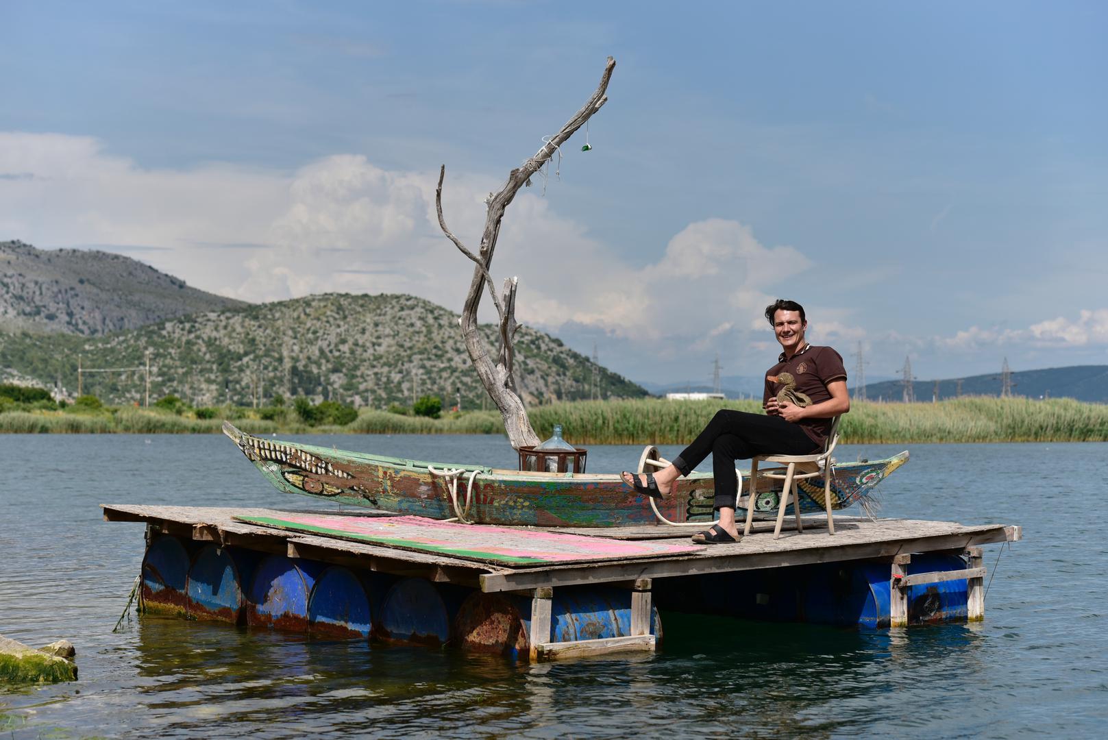 – Amo’ vidit ko će sa starog mosta dalje bacit čikaru... – predložio je Giovanni