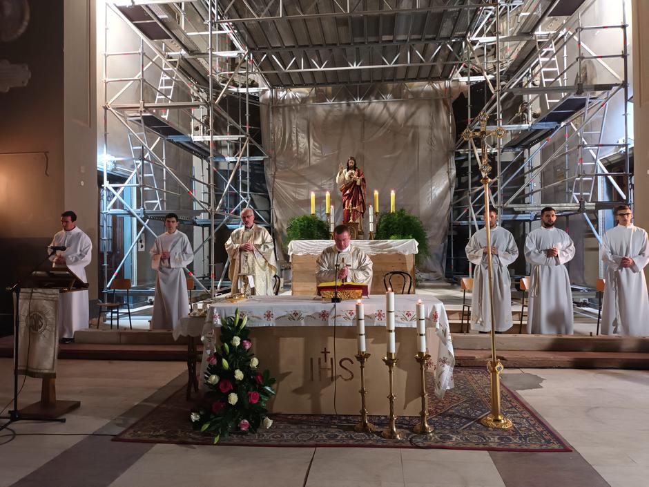 Prvi put nakon potresa, mise se služe iz bazilike u Palmotićevoj
