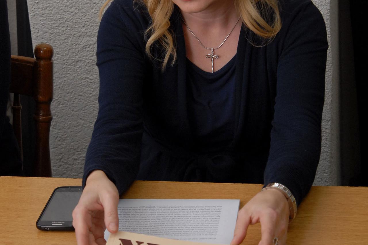 23.12.2014., Slavonski Brod - Zastupnica u Europskom parlamentu Marijana Petir??Â?Â? dala je izjavu za medije nakon posjeta hrvatskom branitelju Veljku Maricu koji se nalazi u zatvoru u Sremskoj Mitrovici. 